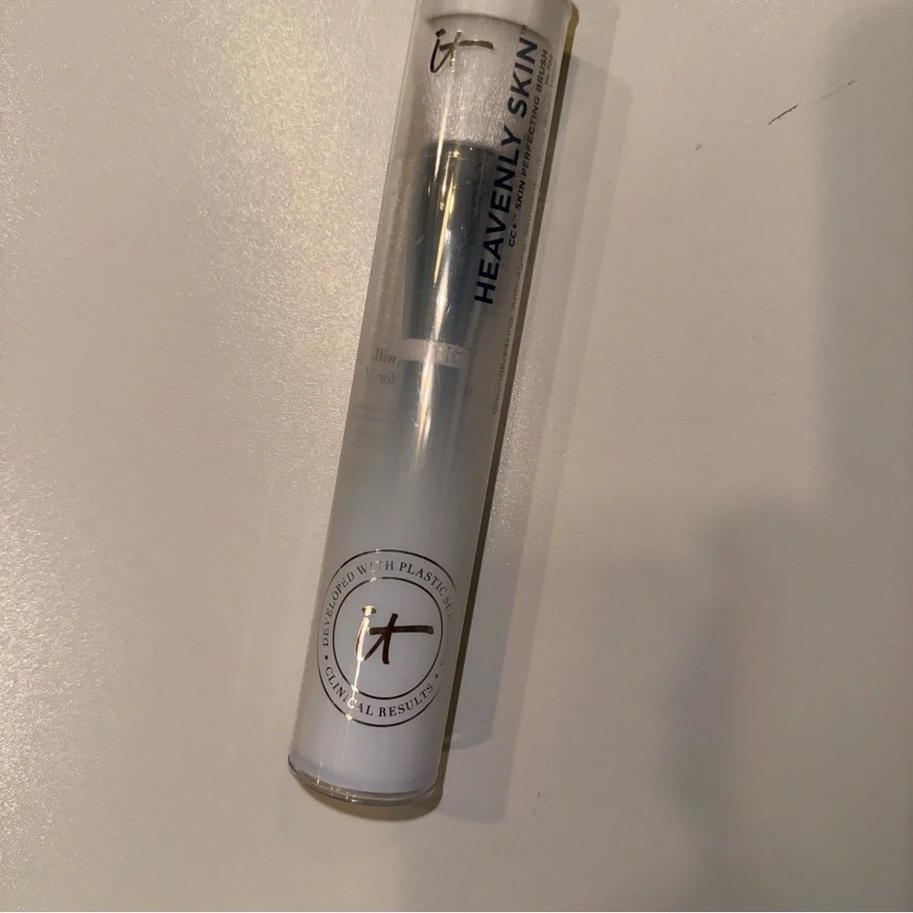 IT Cosmetics Heavenly Skin CC+ Brush - Picture 1 of 2